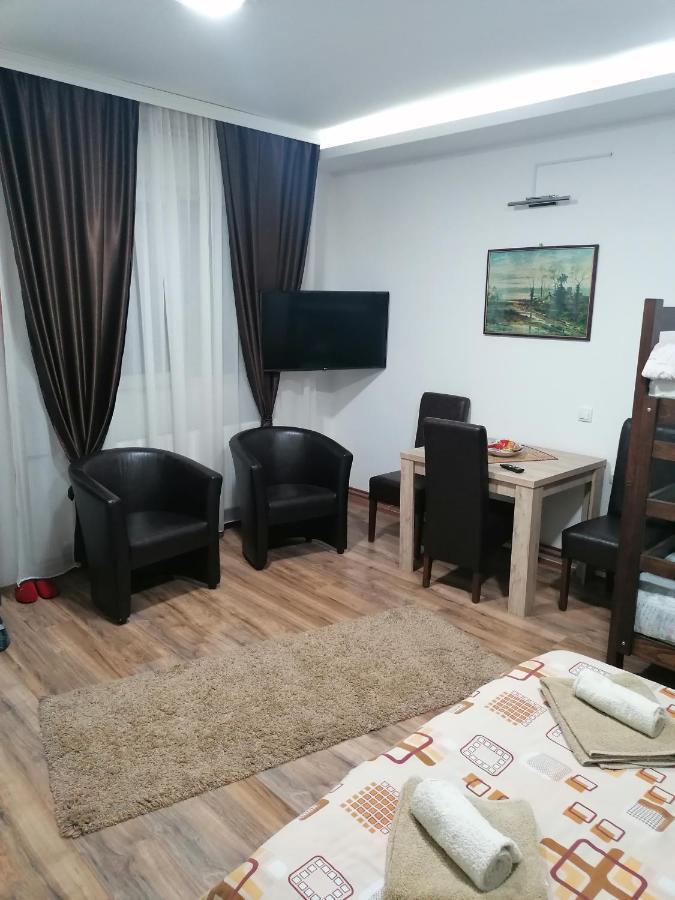 Prenociste Day Holiday Semendria Exterior foto