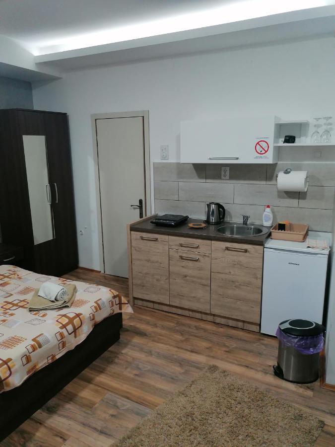 Prenociste Day Holiday Semendria Exterior foto