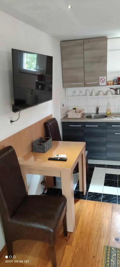 Prenociste Day Holiday Semendria Exterior foto
